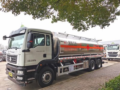 國(guó)六重汽汕德卡后八輪油罐車